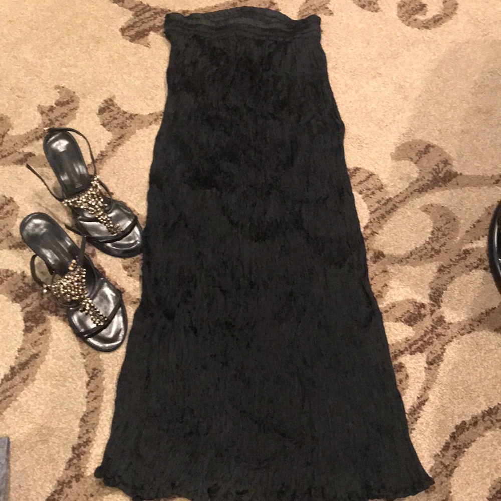 Crinkly black skirt